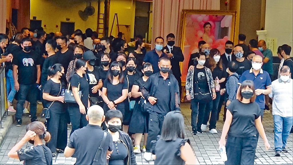 逾百名親友昨晨抵達寶福紀念館靈堂,向蔡天鳳作最後道別。
