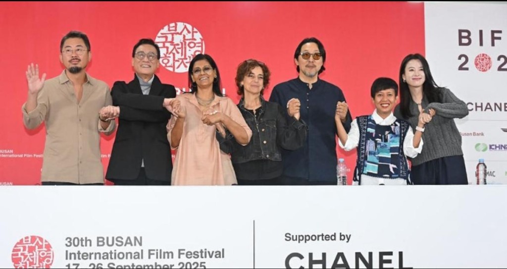 羅泓軫(左一)率領梁家輝(左二)、韓孝珠(右一)等評審見記者。 羅泓軫(左一)率領梁家輝(左二)、韓孝珠(右一)等評審見記者。