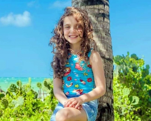 長髮卡排水口，女童困自家泳池底溺斃。