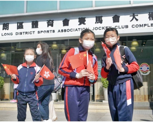 運動員到元朗區體育會,與小學生交流和作運動示範。