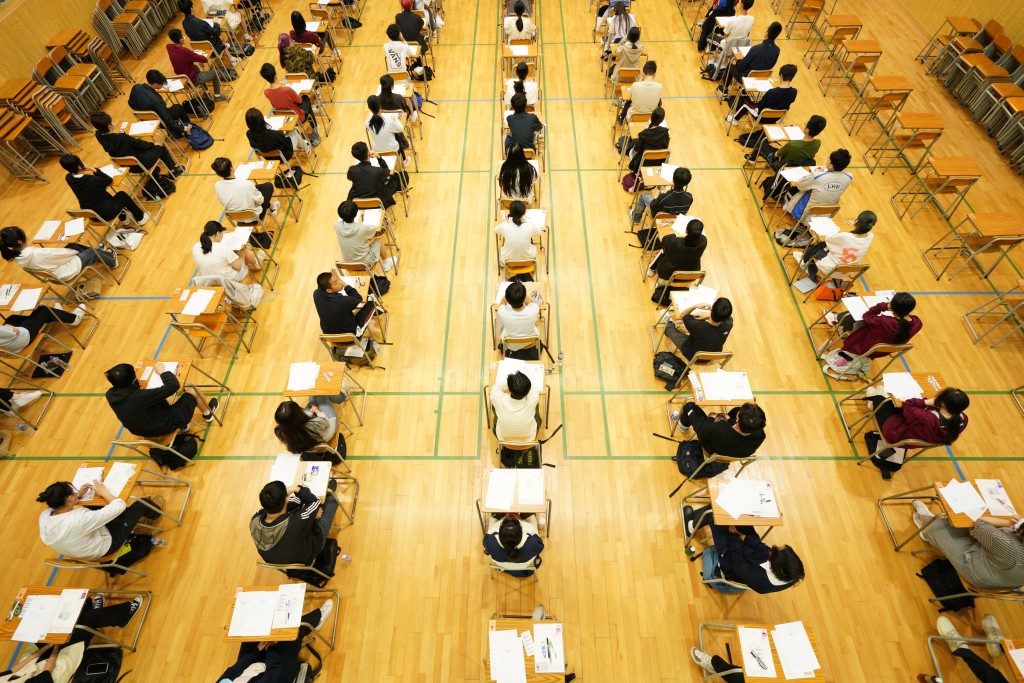 考評局日前公布2022/23年度的年報，文憑試考生由2014年近8萬人應考，跌至2022和2023年約5萬人。