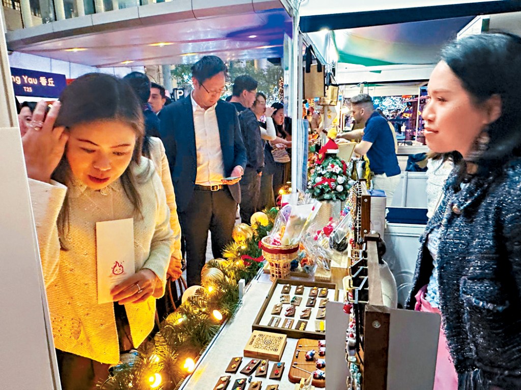 羅淑佩參觀本地年輕人手作品。 羅淑佩參觀本地年輕人手作品。