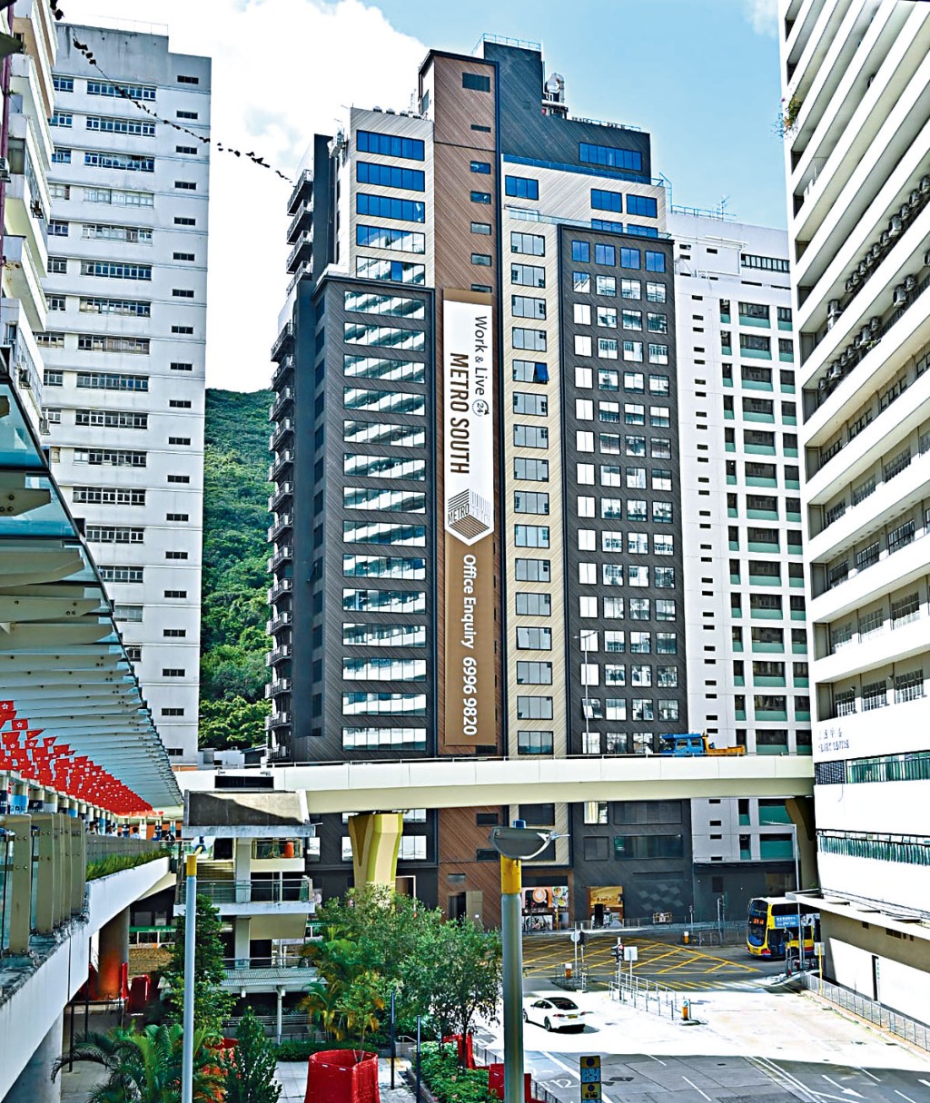 黃竹坑都會中心為商廈及酒店相連，由2幢工廈活化而成，投資額6億。