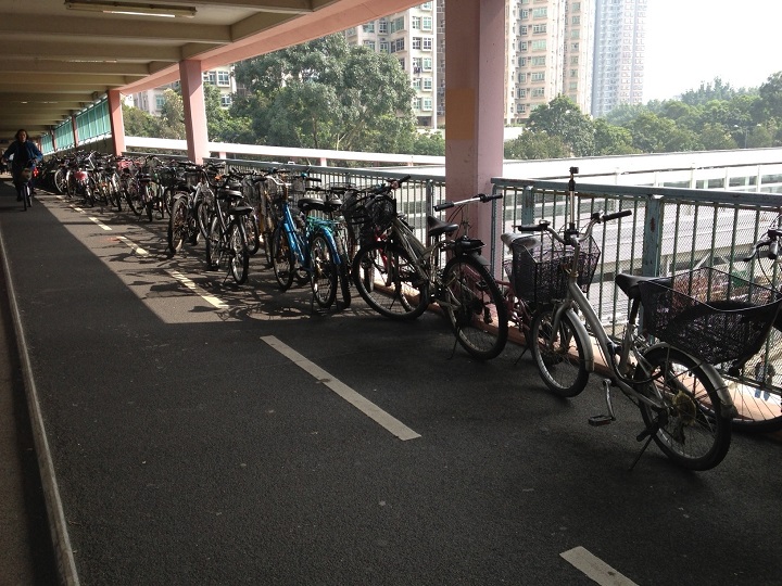 本港多區都有單車違泊情況。資料圖片
