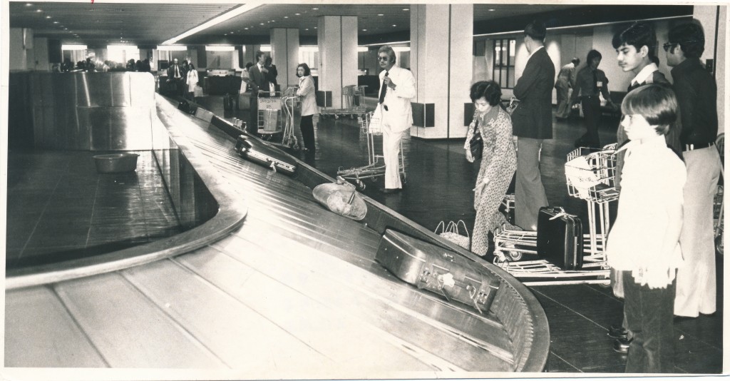 1978年啟德機場旅客在行李輸送帶等候行李。資料圖片