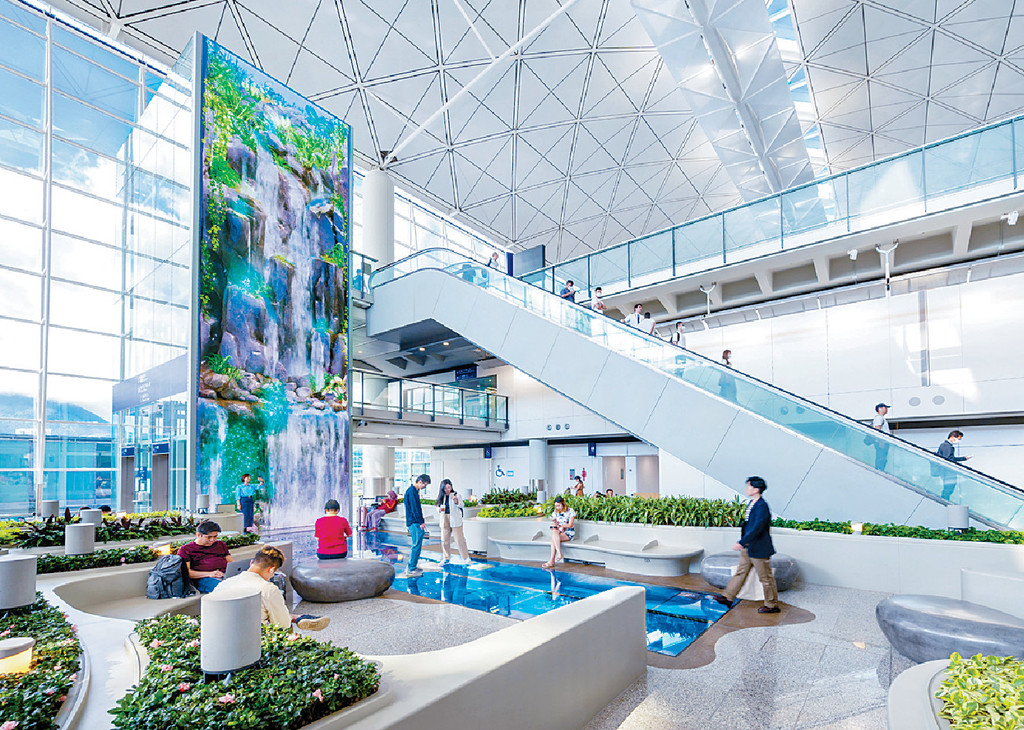 ■香港國際機場不只是國際航空樞紐，更是展現香港出眾服務水平的地方，代表着香港人不斷向前的精神，在各人心中佔有獨一無二的地位。
