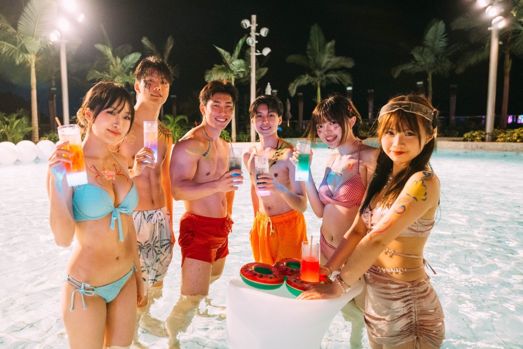 在「激流旅程」的無敵海景池畔Cheers酒吧,你可跟友人一起放鬆身心。 在「激流旅程」的無敵海景池畔Cheers酒吧,你可跟友人一起放鬆身心。