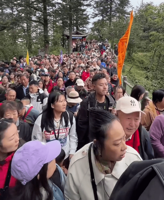 國慶假期，峨眉山景區開啟「人山人海」模式。
