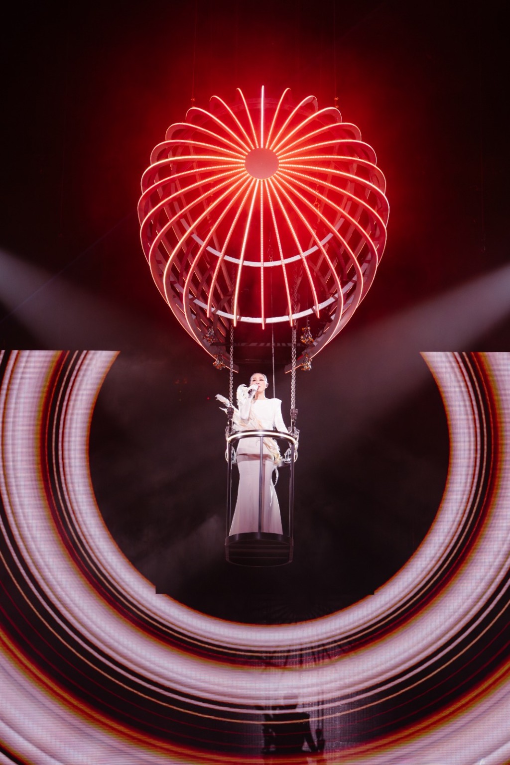 千嬅形容︰「希望每一位朋友用無私嘅愛,無分你我,不分高低。我相信『陪伴』,香港可以互相渡過最艱難時侯。」 千嬅形容︰「希望每一位朋友用無私嘅愛,無分你我,不分高低。我相信『陪伴』,香港可以互相渡過最艱難時侯。」