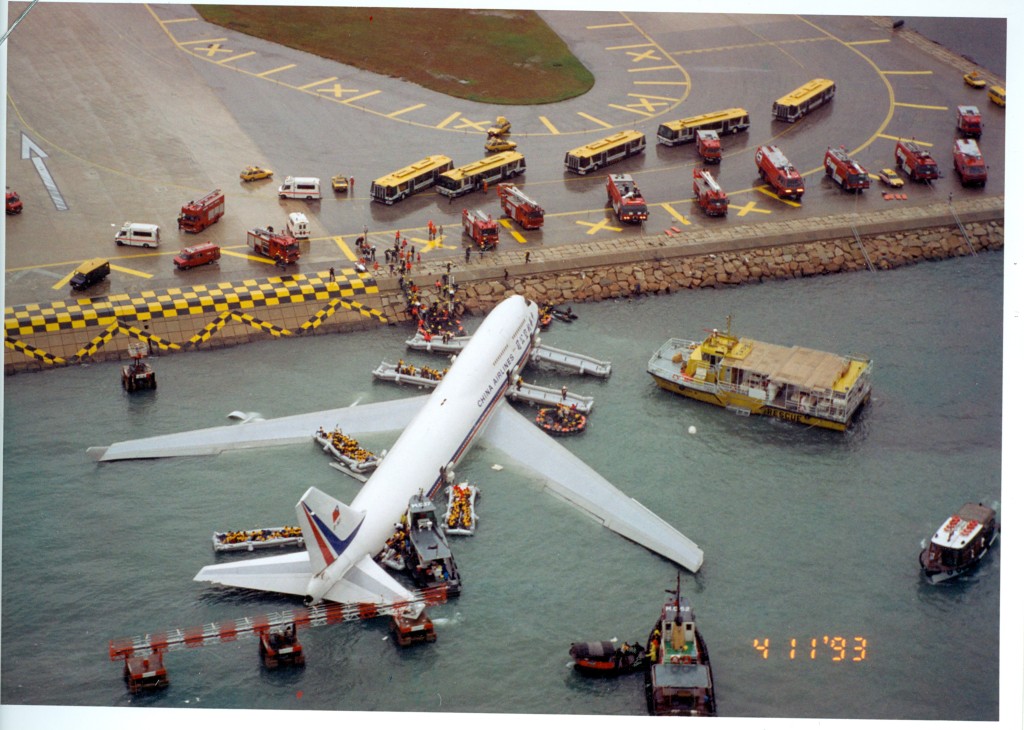 1993年11月4日啓德機場中華航空客機墮海。資料圖片