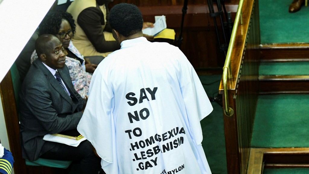 2023年3月21日﹐乌干达议员穿着写上反性小众（LGBTQ）标语的白袍到国会为严厉的反同性恋法投票。 美联社