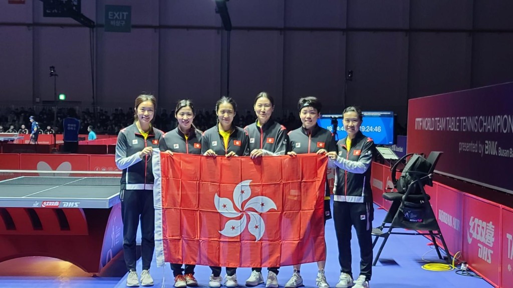 香港女子队凭杜凯琹（右二）、李皓晴（右一）、朱成竹（左三）取得巴黎奥运入场券后，立即跟教练张瑞（右三）合照。相片：香港乒总