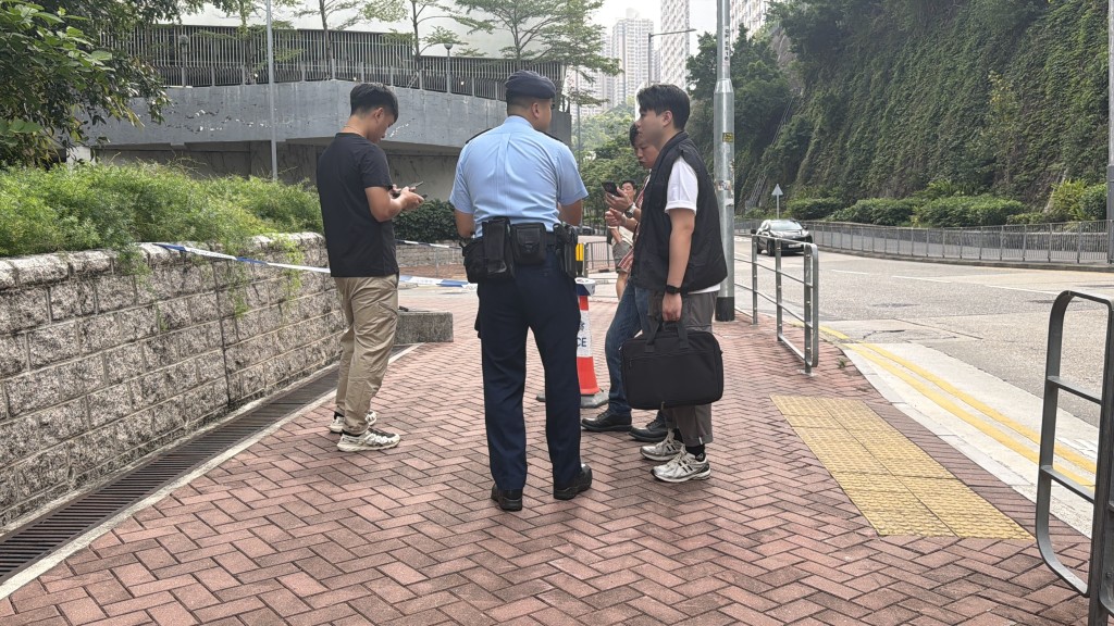 警員在案發現場調查。梁國峰攝