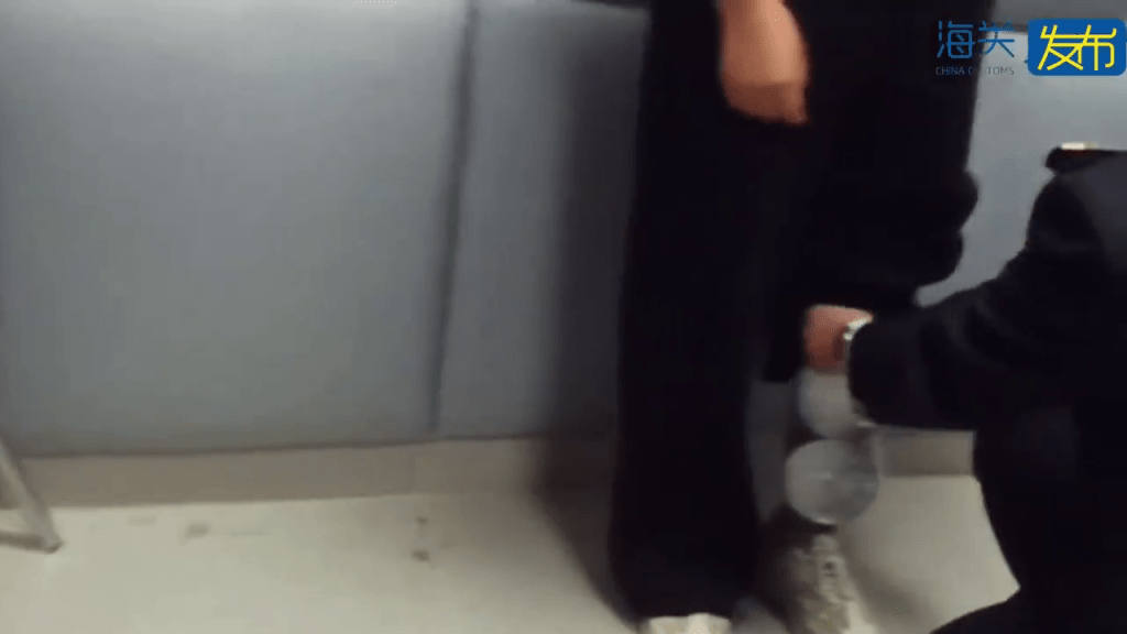 走私集团深夜闯关以“腰缠脚绑”方式偷运游戏光盘及卡带,共2,150件被起获。 走私集团深夜闯关以“腰缠脚绑”方式偷运游戏光盘及卡带,共2,150件被起获。