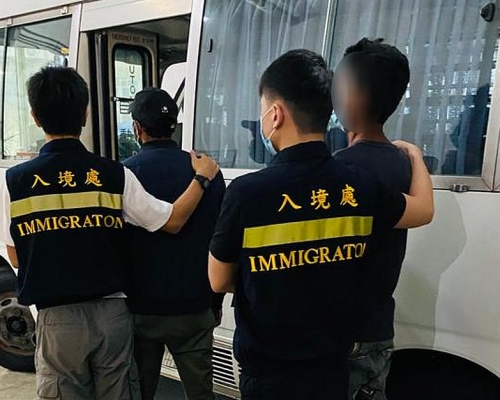 懷疑非法勞工在行動中被捕。政府新聞處圖片