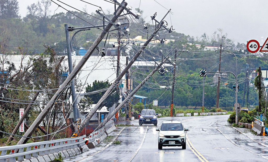 台灣屏東道路上整排電綫杆倒塌。