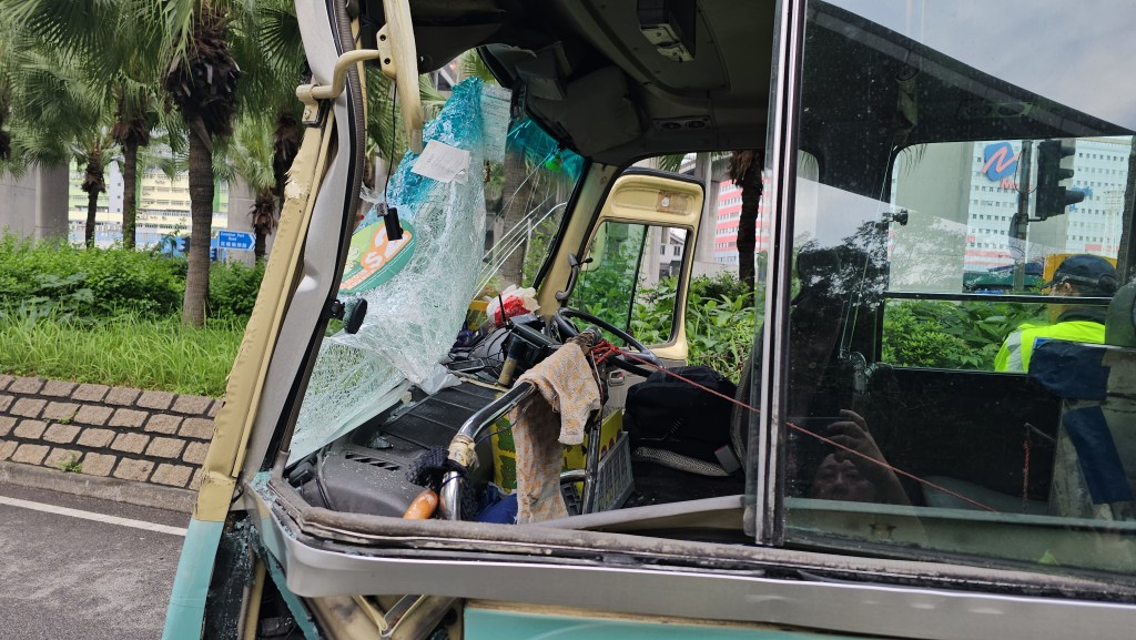 小巴车头挡风玻璃碎裂，车头亦告损毁。