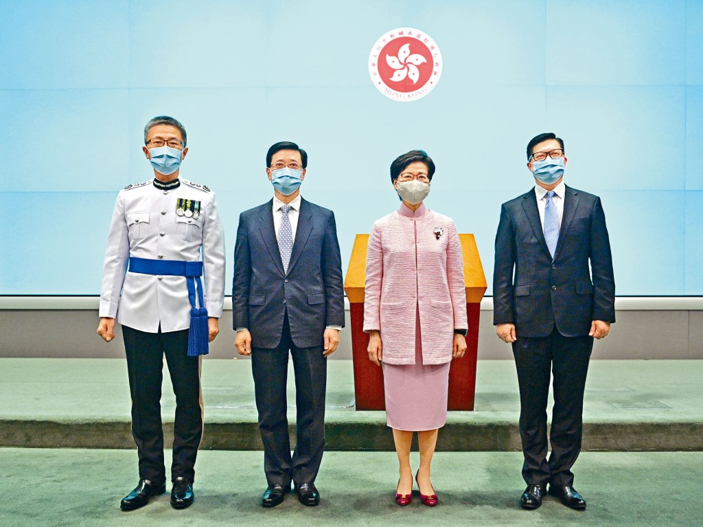 ■特首林鄭月娥昨介紹三名新主要官員。左起：新任警務處處長蕭澤頤，新任政務司司長李家超，行政長官林鄭月娥，新任保安局局長鄧炳強。