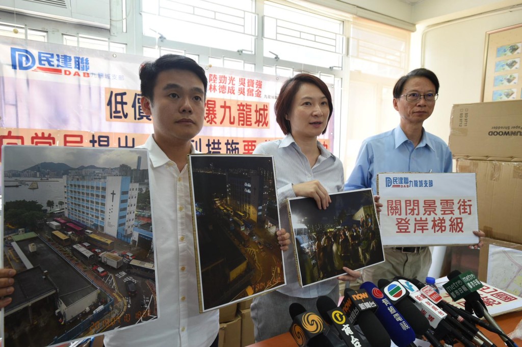 內地團逼爆紅磡土瓜灣，民建聯要求更改維港遊的上落點、關閉區內登岸梯級，以及將土瓜灣劃成旅遊巴上落客禁區，以解決問題。