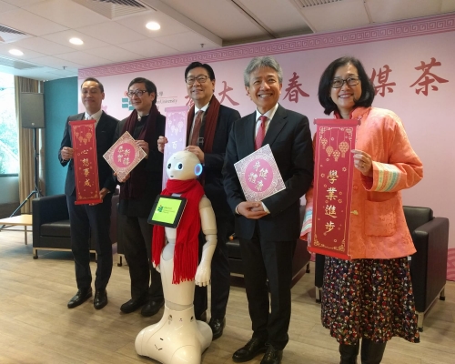 張仁良(右二)。