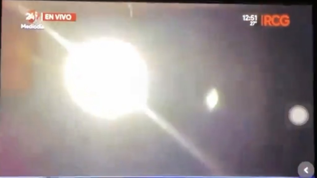 由主播解說的分割畫面切換為一段影片，黑底白光似烈日當空下拍攝的太陽。 X