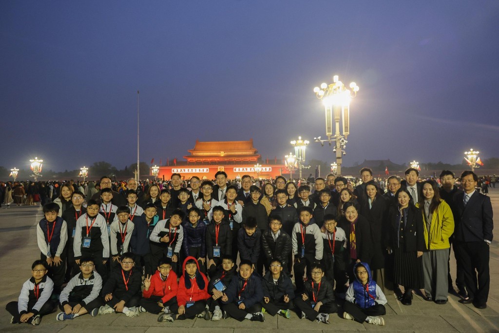 代表團巧遇逾200名來自英華小學，正於北京進行交流學習的小六學生。香港律師會fb