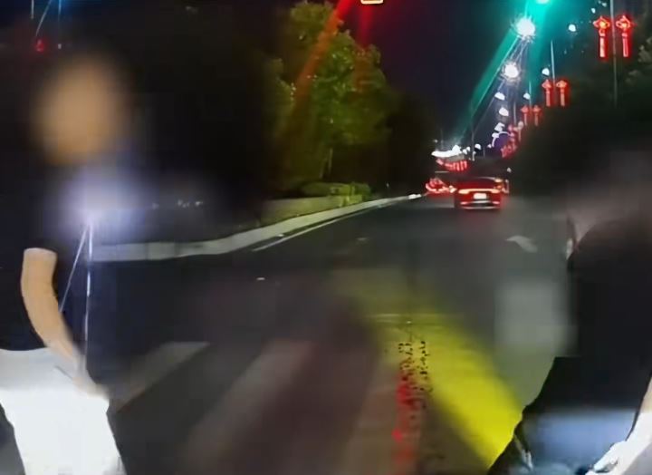 湖南孕妇驾“电鸡”恶意逼车，气得后车司机一脚踢向对方。