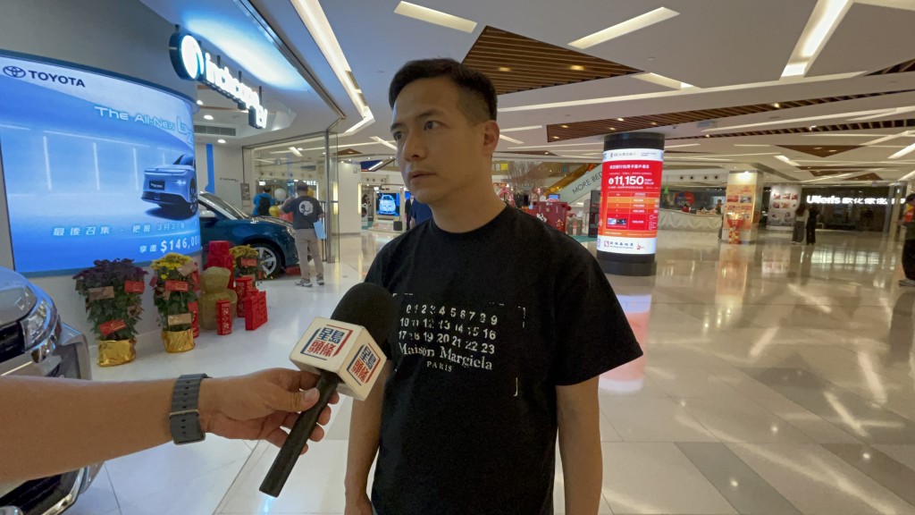 市民郑先生今日专程请假到车行买车。曾志恒摄