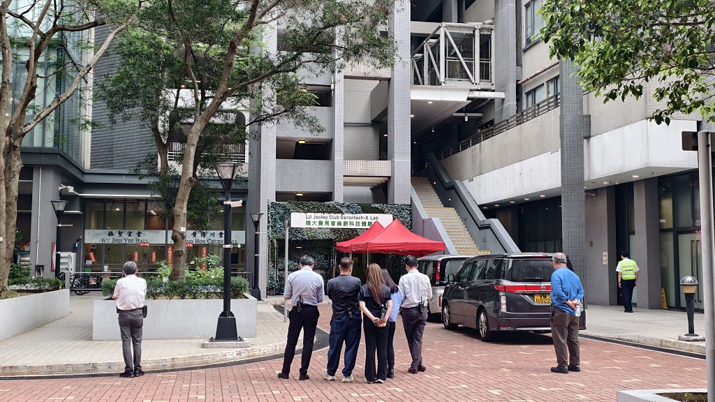 嶺大學生宿舍有大批保安駐守。徐裕民攝 嶺大學生宿舍有大批保安駐守。徐裕民攝