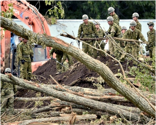 自衛隊員加強搜索失蹤者。 AP  