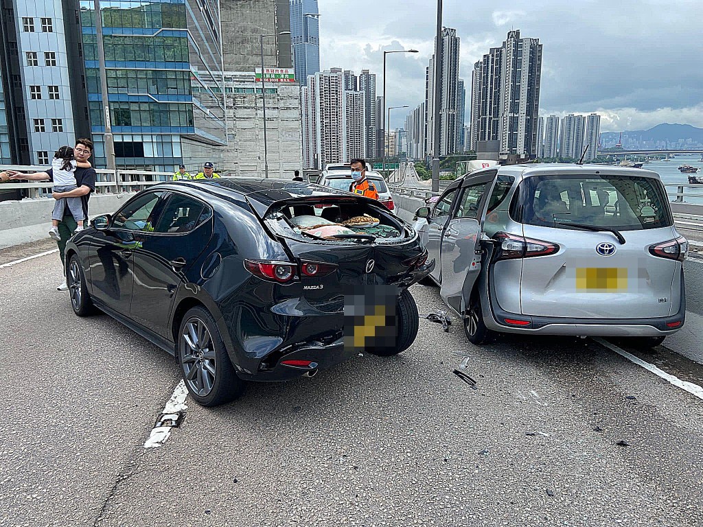 其中一輛私家車車尾嚴重損毀。fb：車cam L（香港群組）