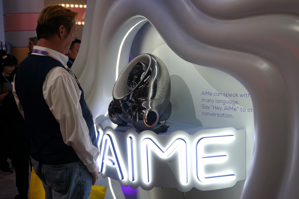 CES 2026，參觀者在TCL展區參觀。 新華社