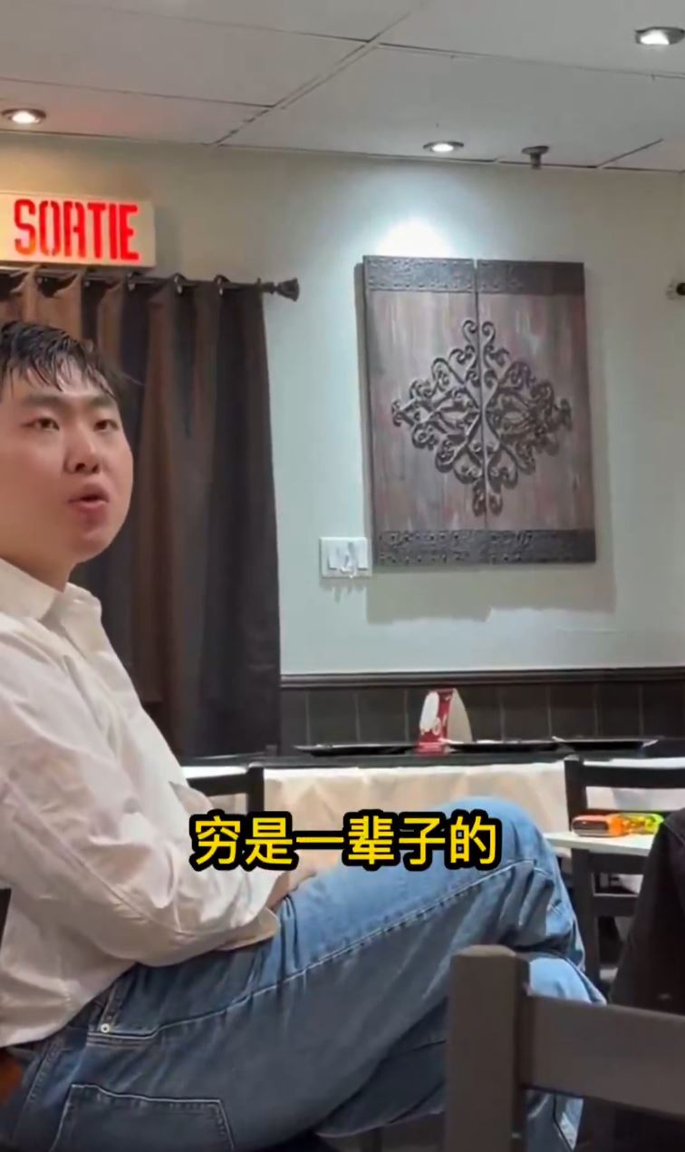加拿大“Walker哥”因未获免费胶袋，不断侮辱侍应“你是贱命”爆红。Ｘ