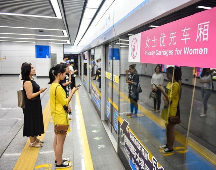 推行一星期以来较少女乘客选用女士优先车厢。新华社图片