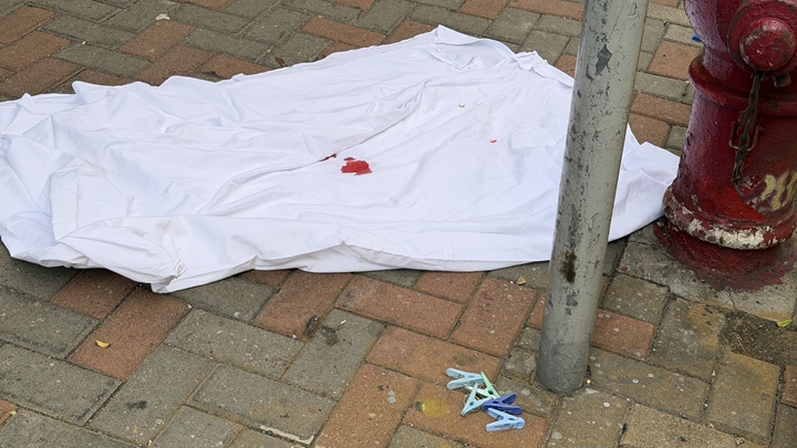 地上遺下一塊染血白布及數個晾曬夾。梁國峰攝