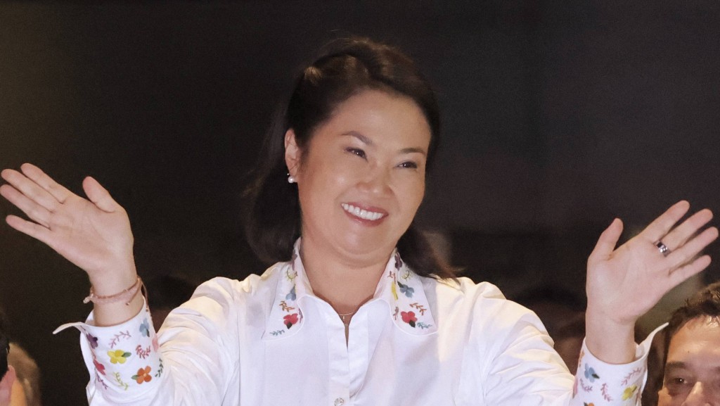 6月7日，秘鲁总统选举第二轮投票结果公布后，藤森庆子挥手致意。法新社