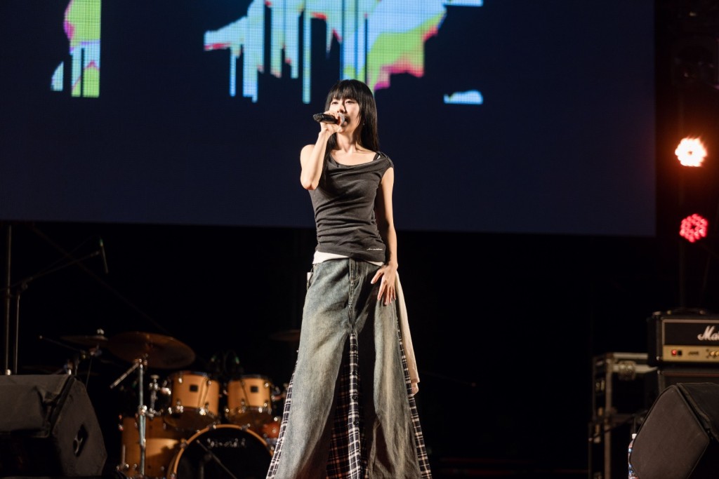 白安獻唱多首新曲，願大家快樂又自由。