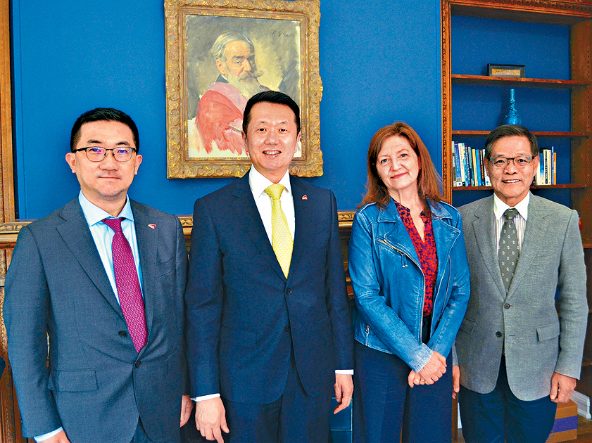 魏明德（左二）本月中率領代表團訪問劍橋大學，獲劍橋校長Deborah Prentice接見。
