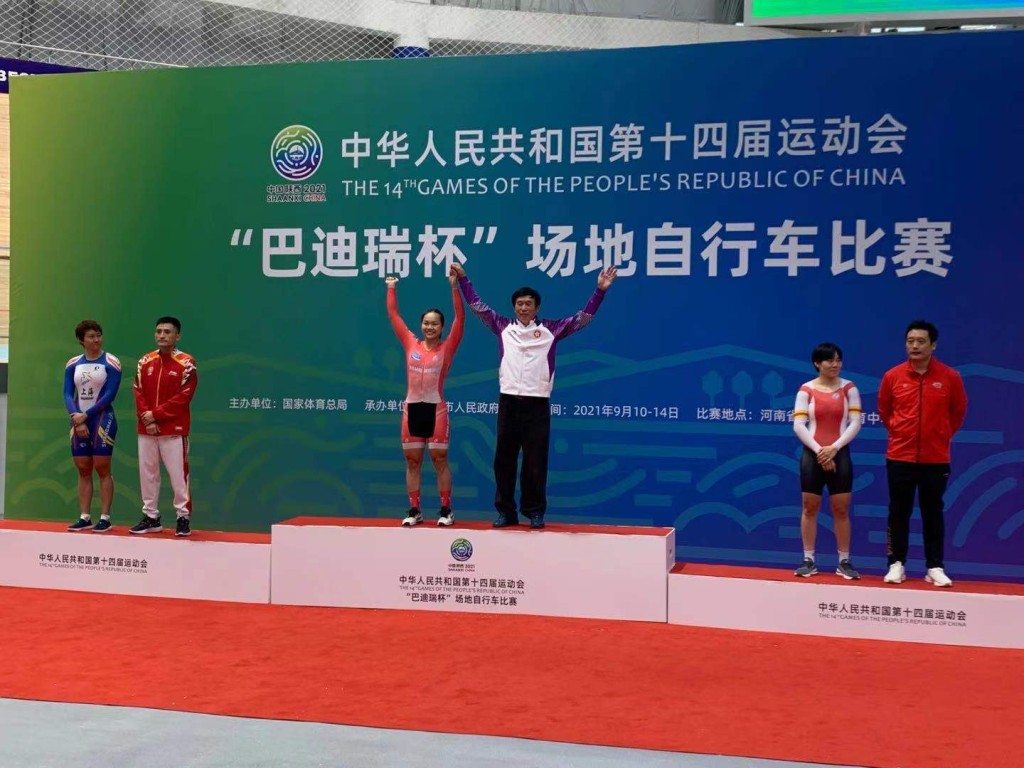 李慧詩(左三)於全運會場地單車女子爭先賽奪金。相片由香港單車總會提供