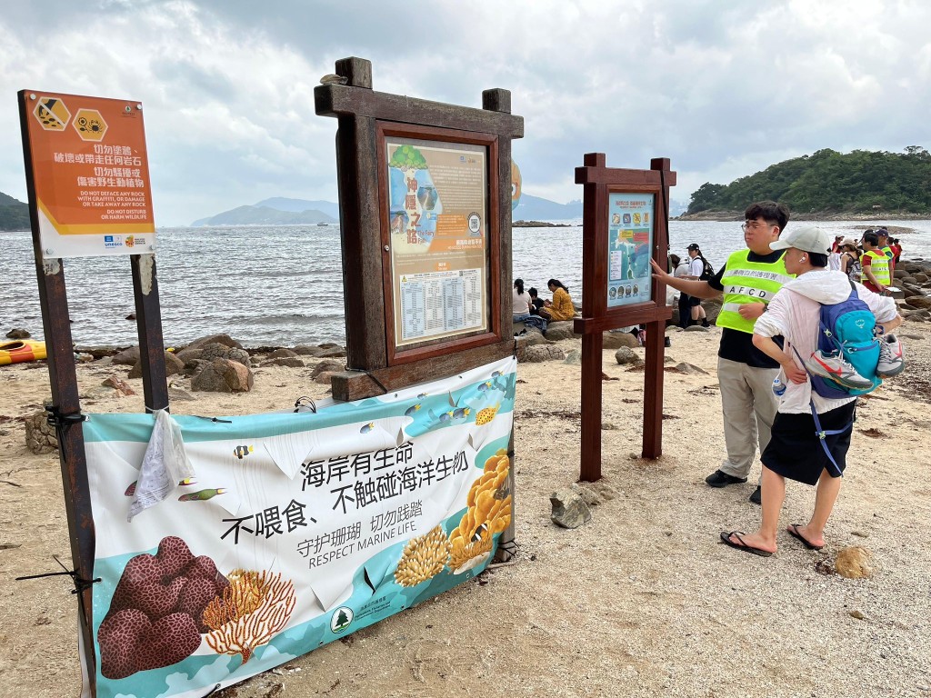 渔护署人员向桥咀洲访客讲解浮潜区的「珊瑚友善路线」。 渔护署人员向桥咀洲访客讲解浮潜区的「珊瑚友善路线」。