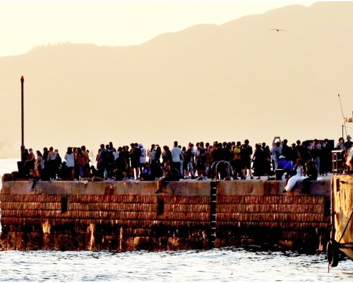 去年復活節長假期，大批市民於疫情下，在西環碼頭觀賞日落。資料圖片

