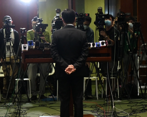 調任掌管公務員事務局的聶德權,發言時就被傳媒發現雙手不斷抖震。(資料圖片)