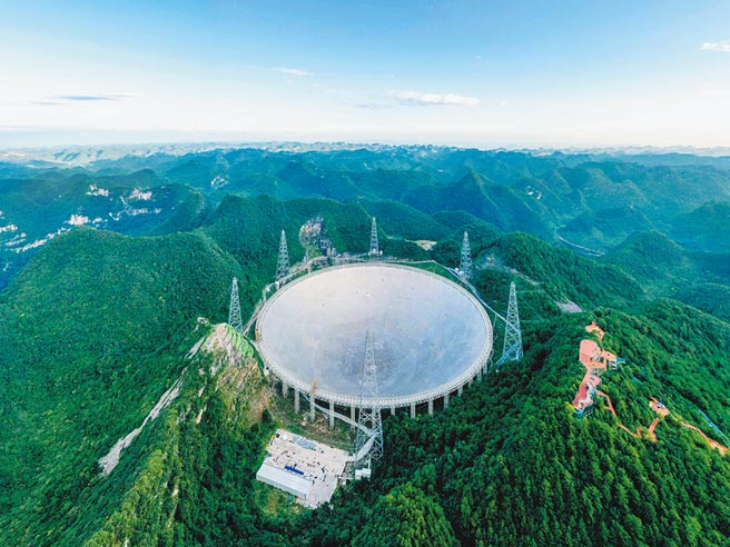 贵州FAST天文射电望远镜建于群山中。