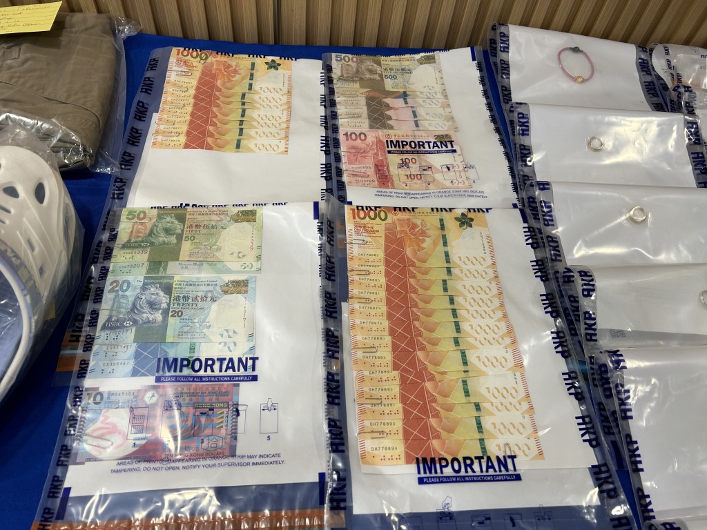 警方起回部份失物,包括現金、首飾珠寶,以及典當失物的當票。曾志恒攝 警方起回部份失物,包括現金、首飾珠寶,以及典當失物的當票。曾志恒攝