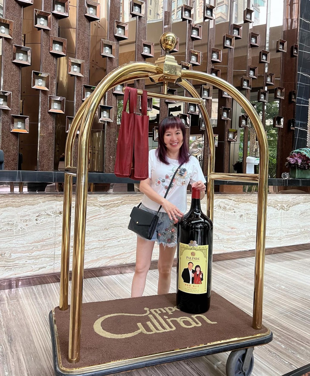 梅小青又有珍藏紅酒，其展示的珍藏估計約為18萬。
