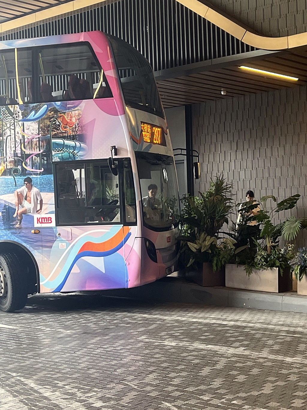 九巴失控铲上路壆。网图 九巴失控铲上路壆。网图