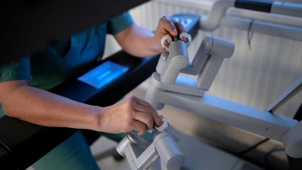 該項移植手術全部都是由機械臂輔助完成。哥德堡大學