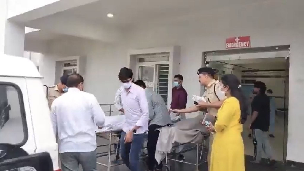 印度中央邦假酒中毒案,傷者被送到醫院。 @ShrutiDhore / X 印度中央邦假酒中毒案,傷者被送到醫院。 @ShrutiDhore / X