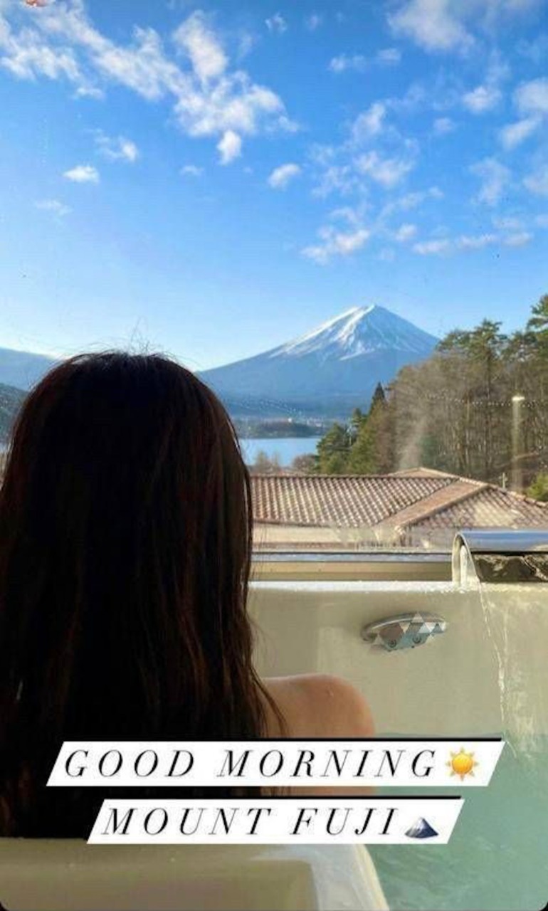 日前梁凯宁分享在酒店对住富士山的浸浴照。