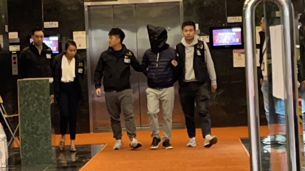 涉事工程公司的兩名董事和一名工程顧問因嚴重疏忽導致重大傷亡，涉嫌「誤殺」被捕。  蔡楚輝攝